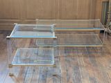 une table basse en verre posée sur un parquet