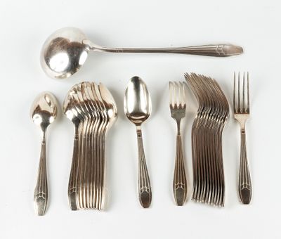 beaucoup de cuillères et de fourchettes en argent sur une table blanche