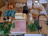 une table sur laquelle se trouvent de nombreux objets et qui est posée sur une autre table