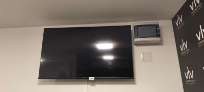 un téléviseur à écran plat fixé au mur d'une pièce