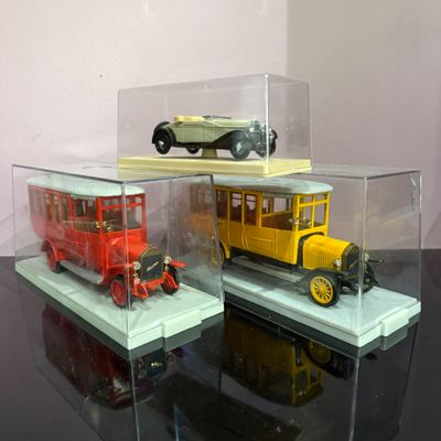 Lot de 3 voitures miniatures modèles divers dont Autocar Wur…