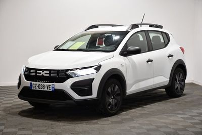 un 4x4 blanc garé dans une pièce au sol en damier