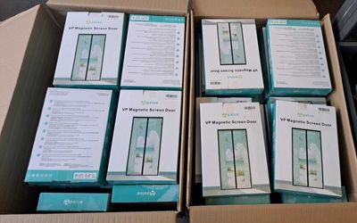 plusieurs boîtes d'appareils électroniques sont empilées les unes sur les autres