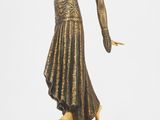 statue d'une danseuse sur un socle en marbre, sur fond blanc