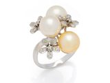 une bague en perles blanches et jaunes et en diamants