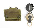 une petite poche contenant une boussole et une poche avec un porte-clés