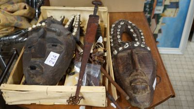 une boîte en bois remplie d'objets assortis sur une table