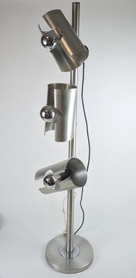une lampe posée sur un pied en métal