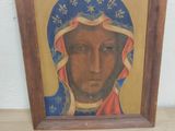 une image représentant un tableau d'une femme portant une couronne sur la tête