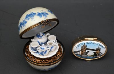 une petite boîte sur laquelle sont posées une tasse à thé et une soucoupe