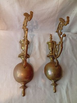 deux vases posés sur un tissu blanc