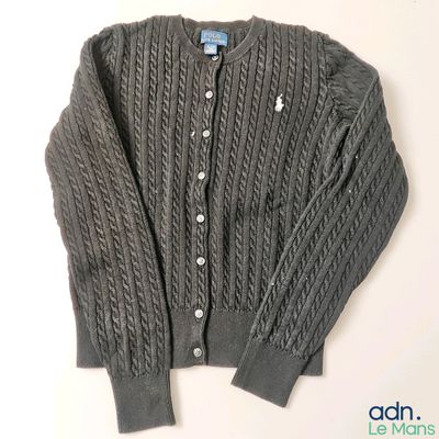 une photo d'un pull gris avec des boutons