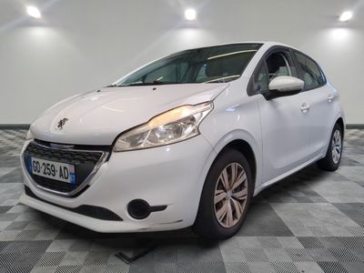 la petite voiture blanche est garée dans la pièce au sol en damier