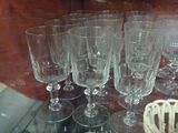de nombreux verres à vin posés sur une table dans une vitrine