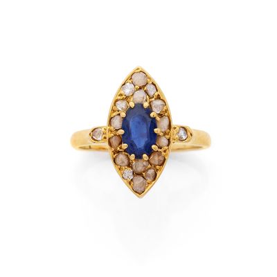 bague en or ornée d'un saphir bleu et de diamants blancs