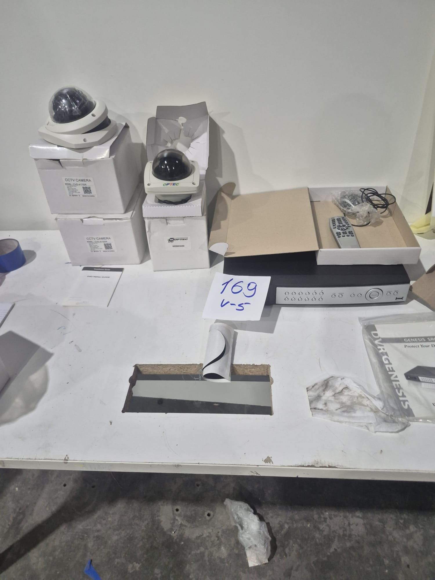 Lot comprenant 3 caméras de vidéosurveillance dôme, dont 2 m…