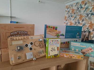 beaucoup de jouets sur la table dans la pièce