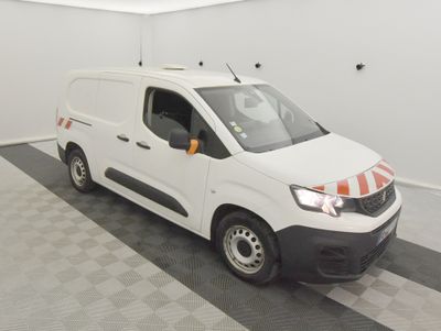 la photo d'une camionnette blanche garée dans un garage