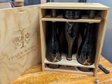 des bouteilles de vin dans une caisse en bois posée sur une table en bois
