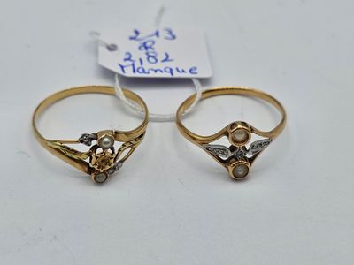 deux bagues en or ornées de diamants et de perles