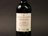 une bouteille de vin posée sur une table