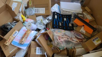 une pile de cartons contenant divers objets