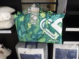 de nombreux sacs posés sur une étagère dans un magasin