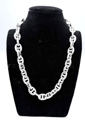 gros plan d'un collier sur un présentoir pour mannequin