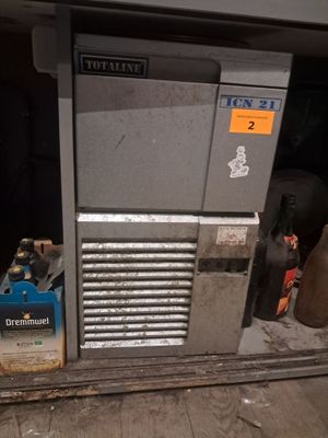une photo d'un petit réfrigérateur dans un garage