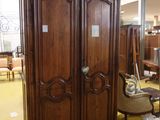 une photo d'une grande armoire en bois dans une pièce