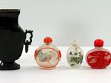 trois vases et deux petits vases posés sur une table