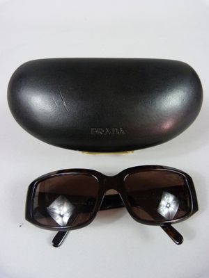 * PRADA, paire de lunettes de soleil de vue, collection 2007…