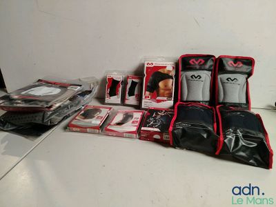 un grand nombre d'objets posés sur une table