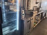 une image d'une cuisine commerciale avec des appareils en acier inoxydable