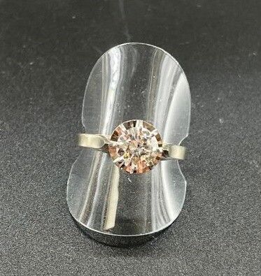 Solitaire en or 18 k 750/°et platine sertie d'un diamant tai…