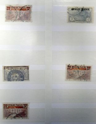 Plusieurs types de timbres sont exposés dans une vitrine.