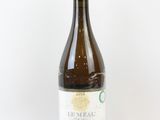 la bouteille de vin est posée sur une surface blanche