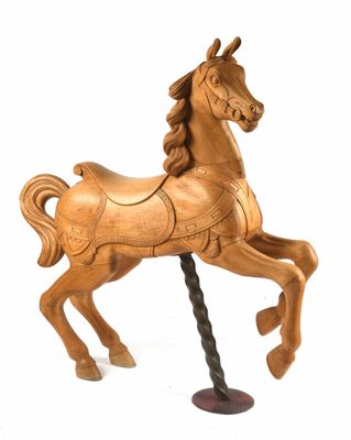 un cheval de bois fixé à un poteau