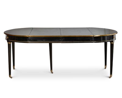 une table à manger ovale avec un plateau noir et des bordures dorées