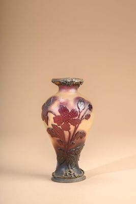 two vases sitting side by side on a table