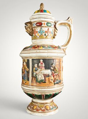 un grand vase blanc orné d'une peinture