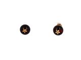 paire de boucles d'oreilles à clous noires et dorées ornées d'une feuille d'érable