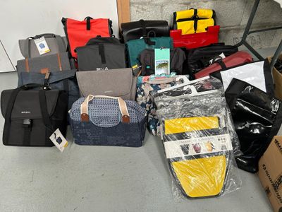 En un lot, STOCK d'accessoires de vélo dont : - Photo 1