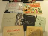 plusieurs livres sont posés sur une table les uns à côté des autres