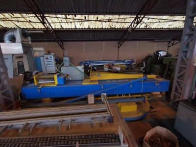 une photo d'une usine avec un bateau bleu au milieu de la pièce