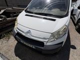 une camionnette blanche garée sur un terrain