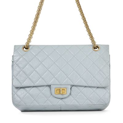 CHANEL, Sac à double rabat "2.55" 27 cm en agneau matelassé …