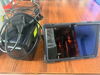 une tablette posée sur une table en bois