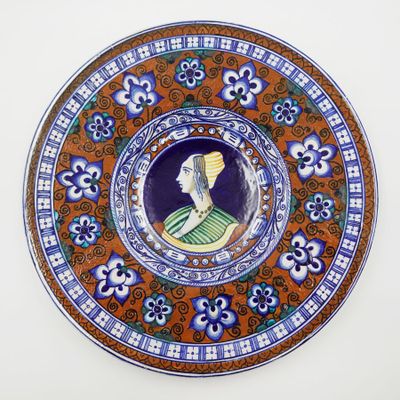 ITALIE, Faenza Plat creux en faïence émaillée à décor d'un p…