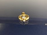 Gros plan sur une bague en or ornée d'un diamant